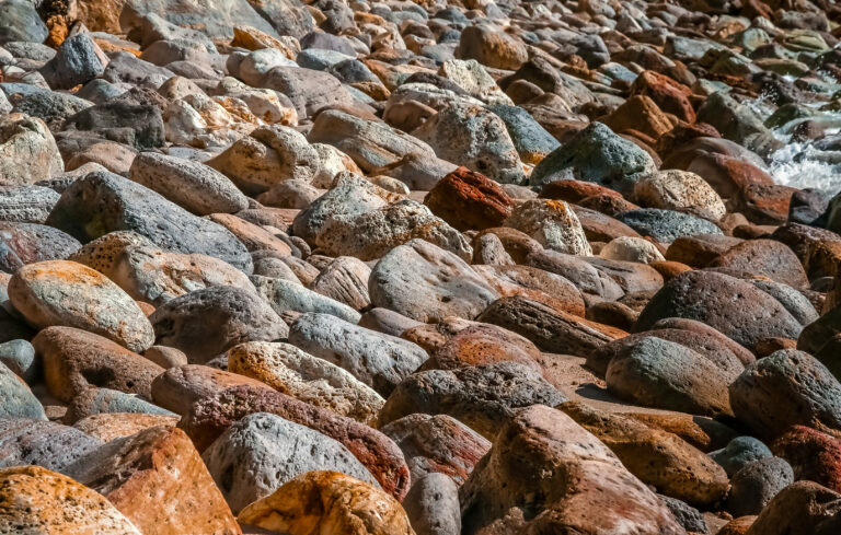 Pórfido vs. Rocas: Comparación de Materiales de Construcción