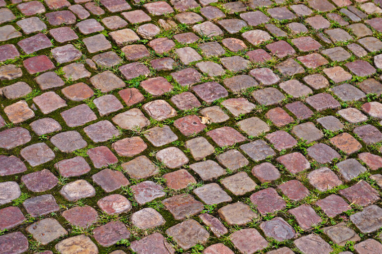 Cubos de piedra natural para pavimentar espacios urbanos con éxito