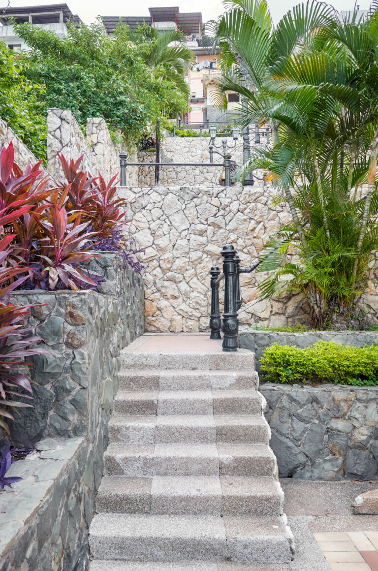 Escaleras de piedra natural para realzar el acceso principal de tu casa