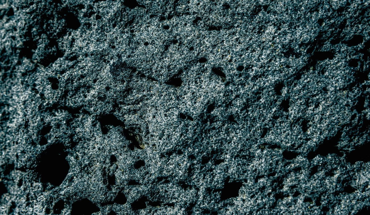 Detalle de textura y vetas naturales del pórfido, piedra volcánica de alta resistencia